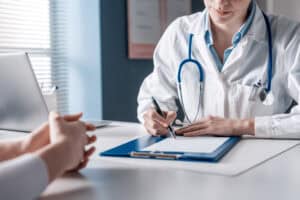 Ihre ärztliche Behandlung ist schief gelaufen? Erfahren Sie mehr darüber, wie ein Anwalt für Ärztepfusch Sie bei Ihren Ansprüchen unterstützen kann.