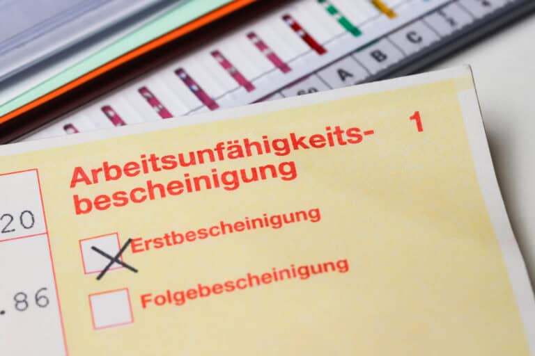 Unsere Kanzlei vertritt aus Überzeugung ausschließlich Patienten und Versicherungsnehmer. Lassen Sie Ihren Fall im Rahmen eines kostenlosen Erstgesprächs durch uns prüfen und erhalten Sie einen Überblick über Ihre rechtlichen Möglichkeiten.